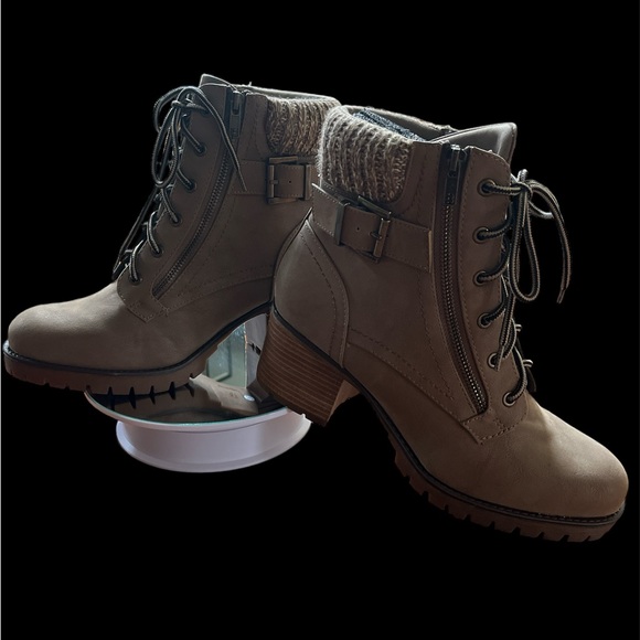 MIA Carolyn Booties! NWT! Size 9.5 WOMENS! Comes with dust bag! - Picture 1 of 5